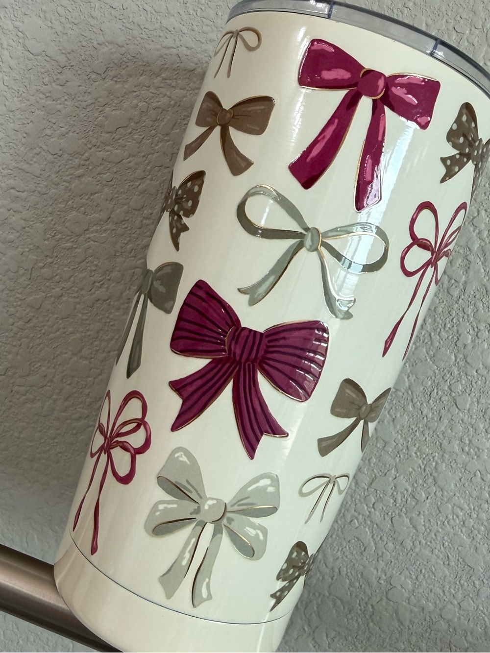 BEAUTIFUL Cream Insulated Tumbler with Pink & Taupe Bow Motif 🎀NWT🎀
‘